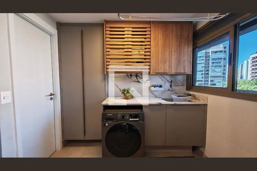 4-bedroom apartment with a glass-enclosed balcony — photo 22