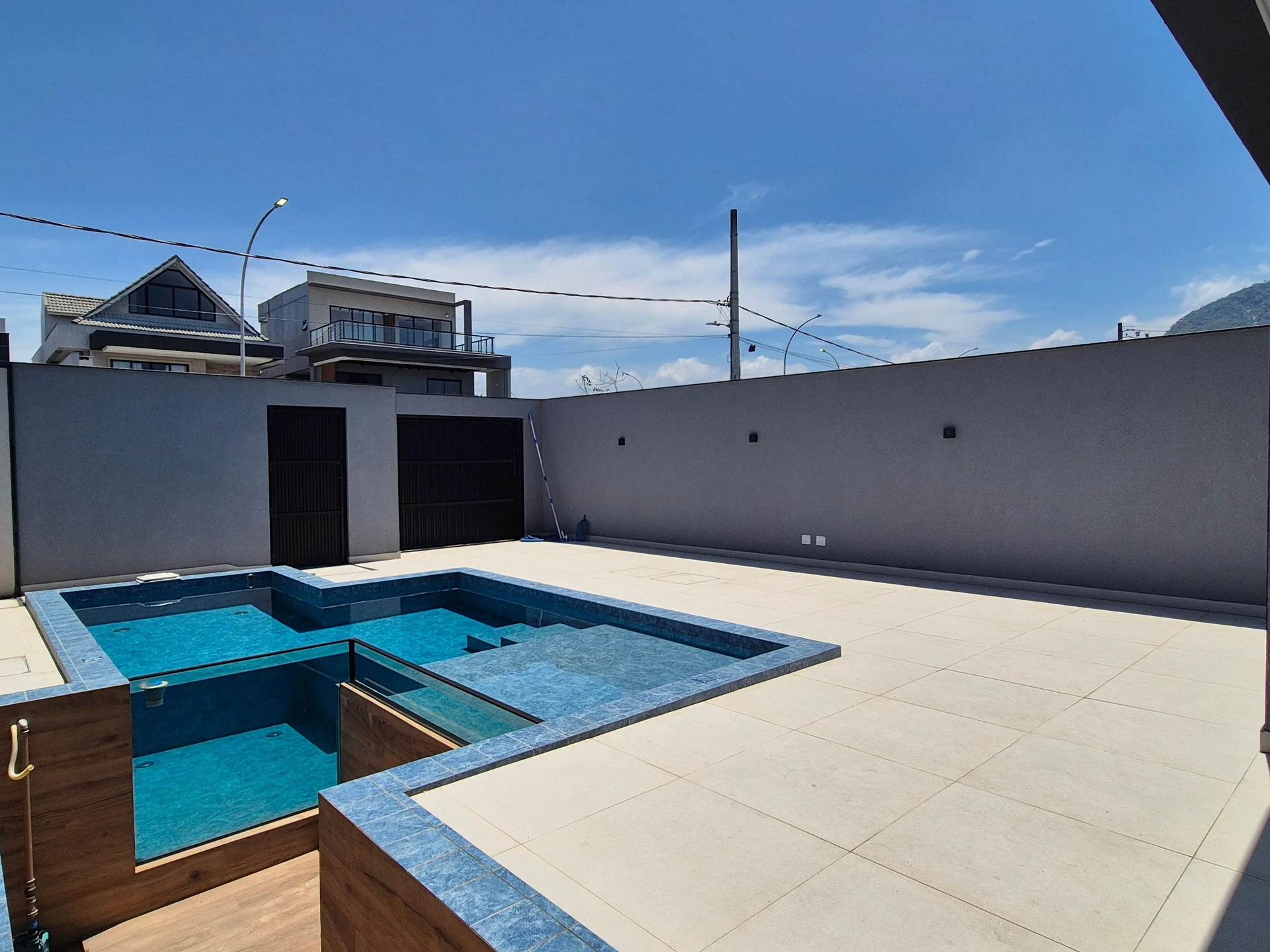 Ventanales de piso a techo y 5 dormitorios: casa de 403 m² — photo 4