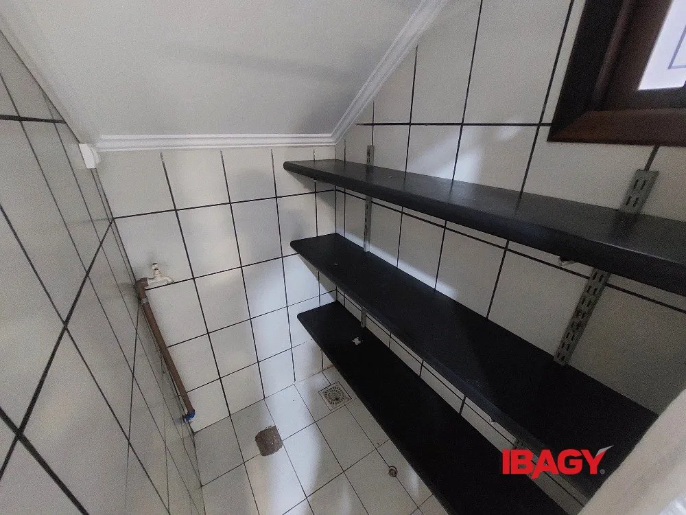 3-bedroom house with gas stove kitchen and fitted cabinets — photo 15