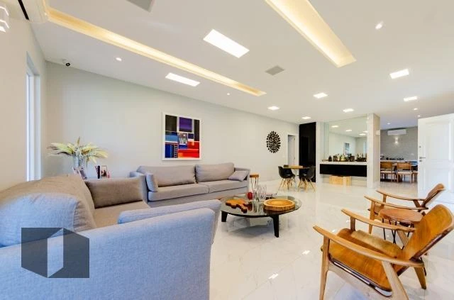 Casa duplex com cozinha fechada e fogão a gás