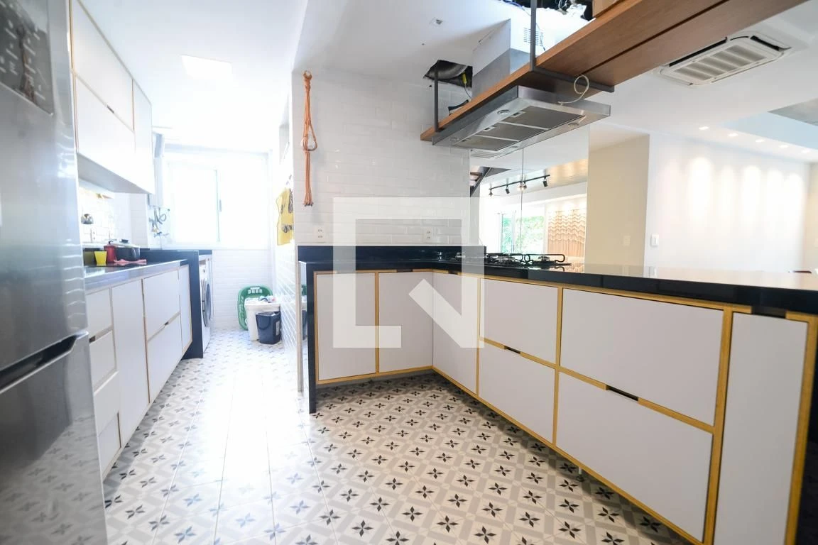 Furnished 4-bedroom apartment with 4 bathrooms — photo 19
