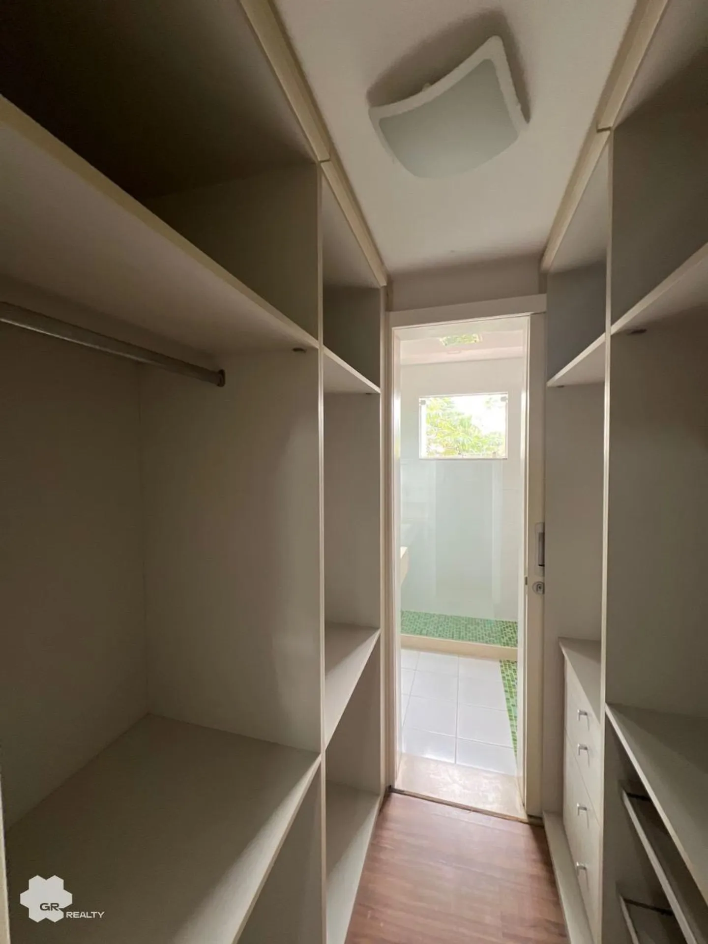 House with 6 en-suite bedrooms and 468 m² of space — photo 59