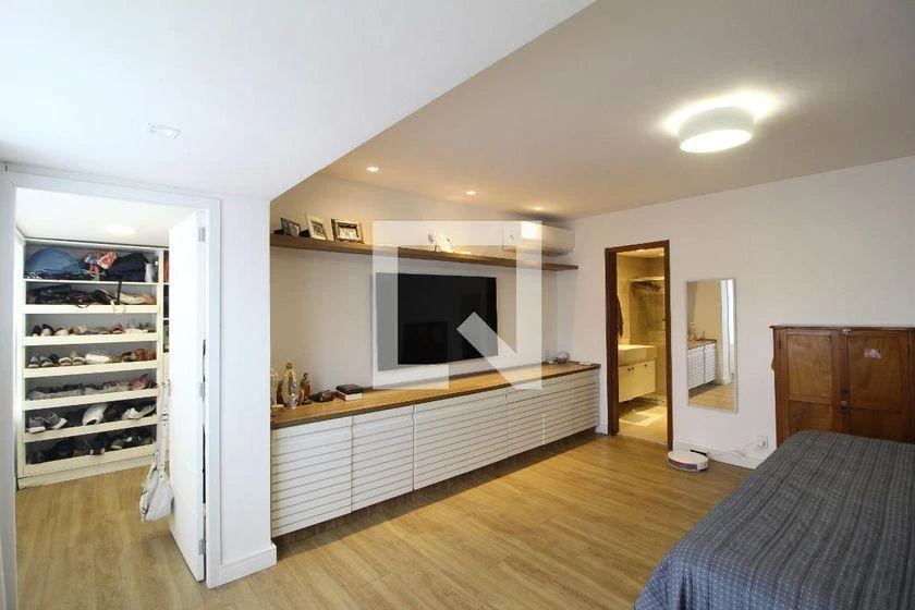 Furnished 4-bedroom apartment with 245 m² and glass balcony — photo 47