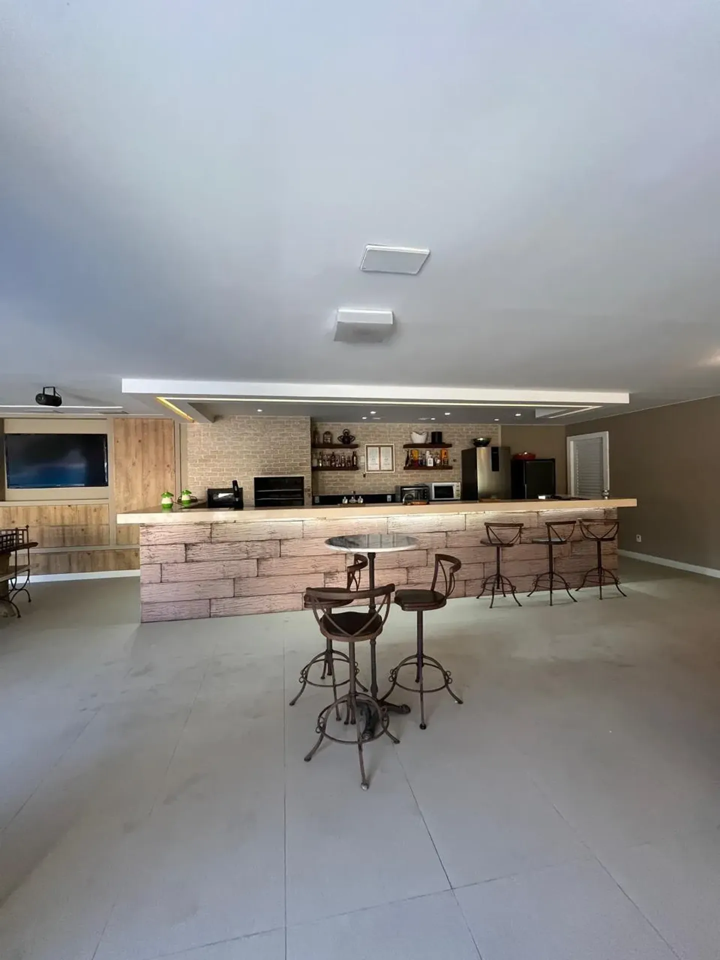 Furnished house with 5 bedrooms and open-plan kitchen — photo 29