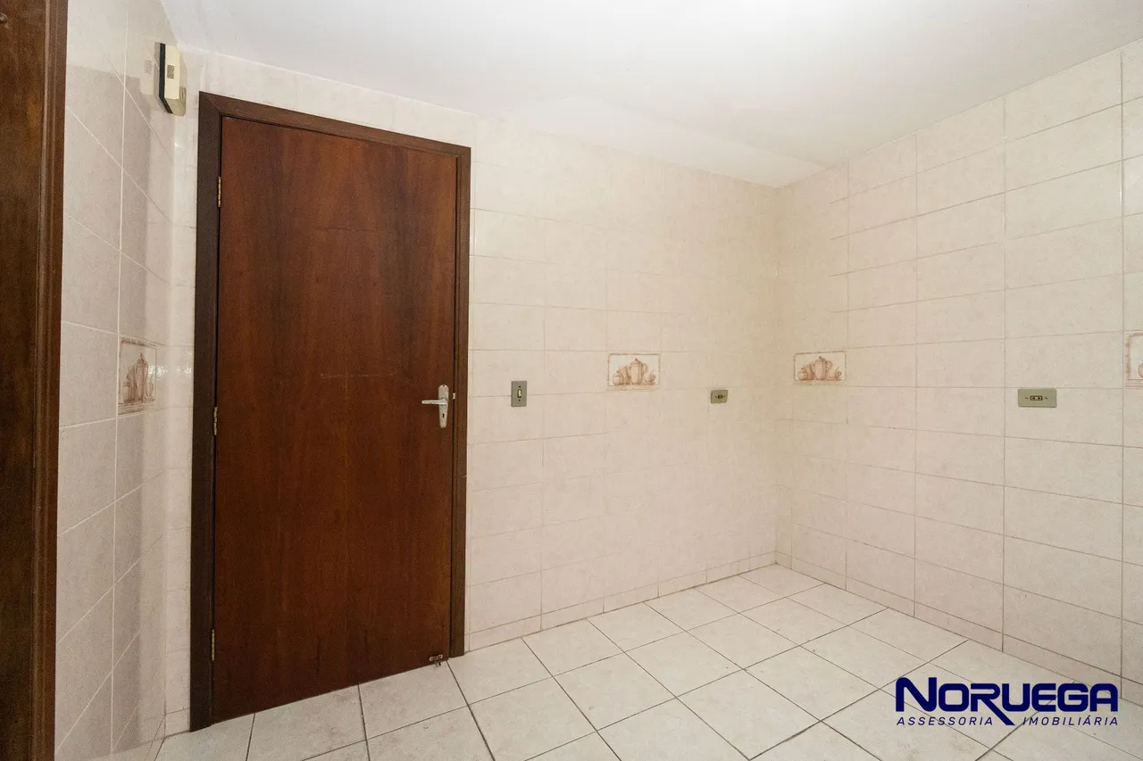 House with a closed kitchen and 3 bedrooms — photo 9