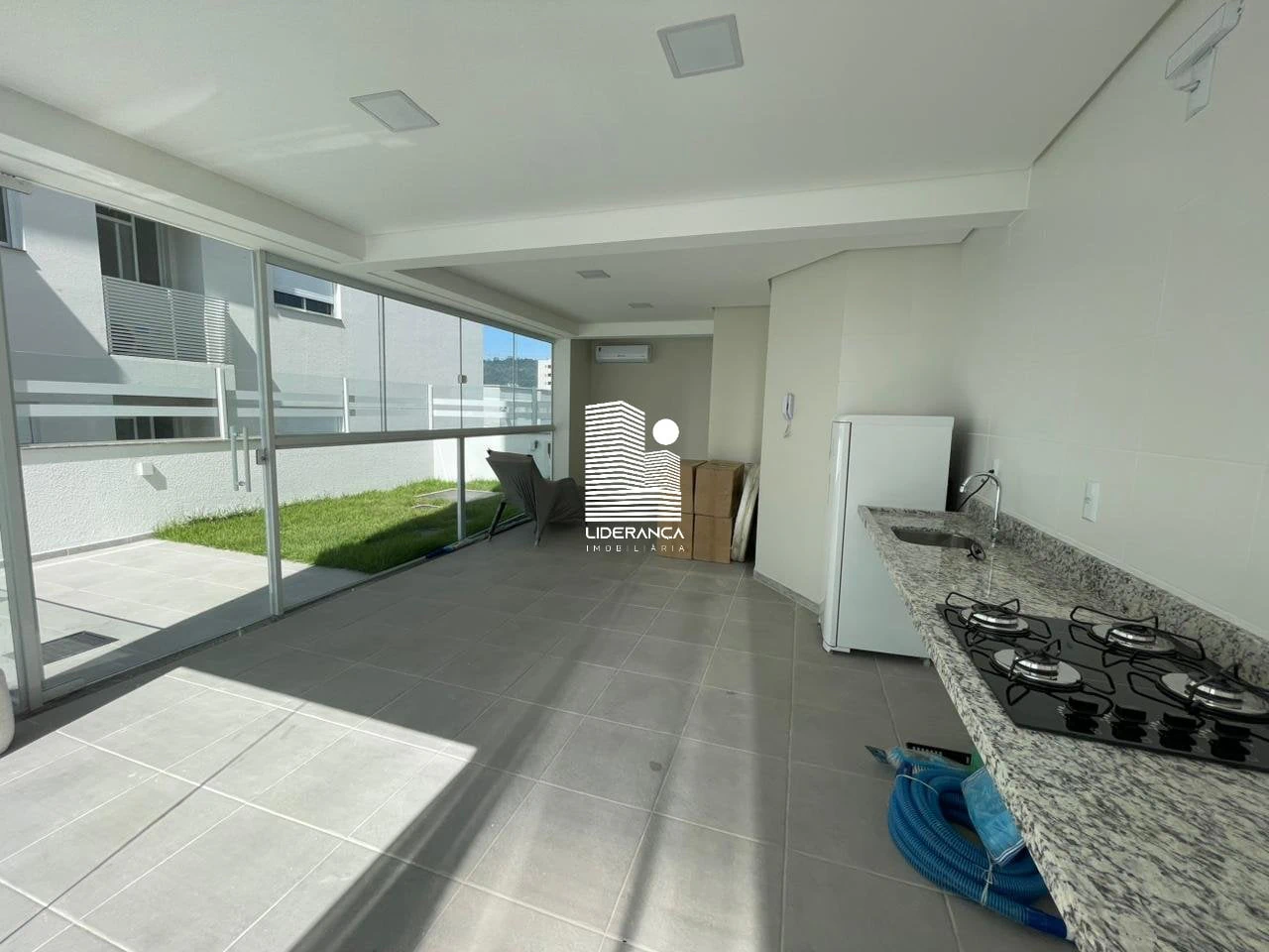 2-bedroom apartment with a mountain view in Florianópolis — photo 19