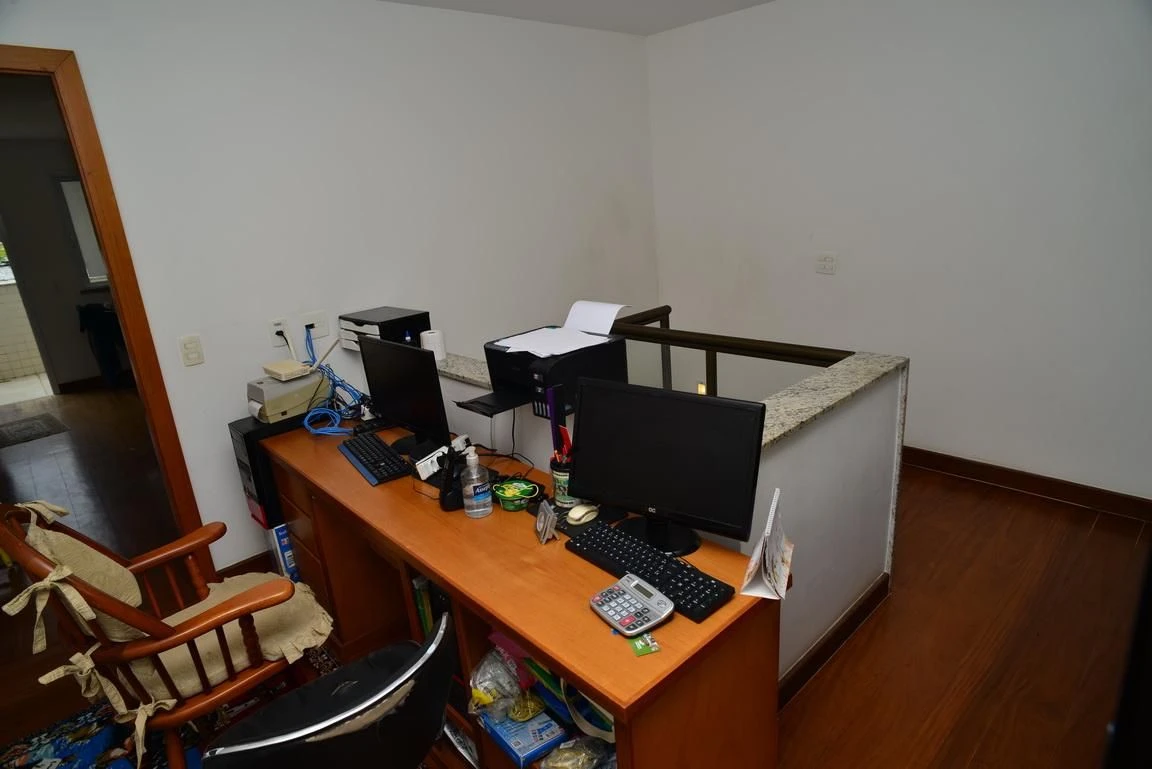 Furnished apartment, 300 m², with a glass-enclosed balcony — photo 52