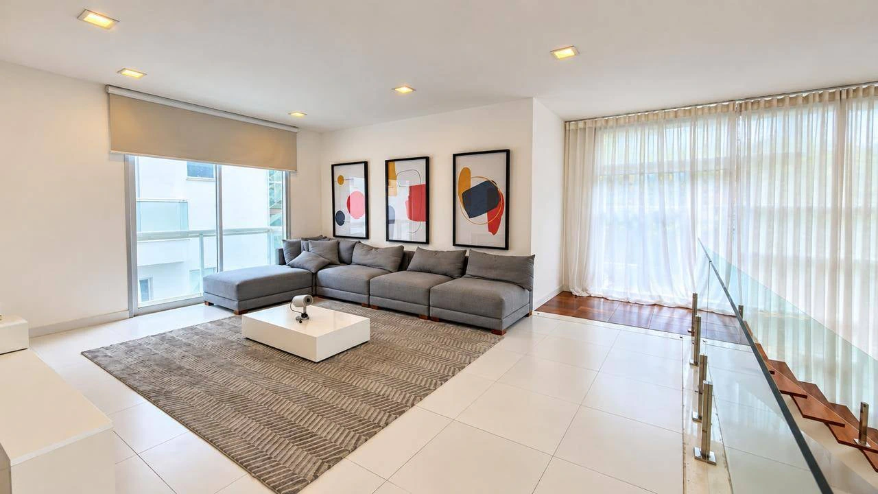 4-bedroom house with floor-to-ceiling windows — photo 17