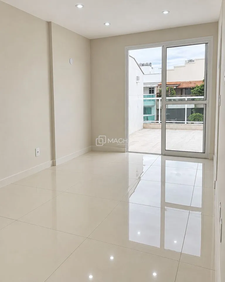 4-bedroom apartment in a building with a coworking space — photo 3