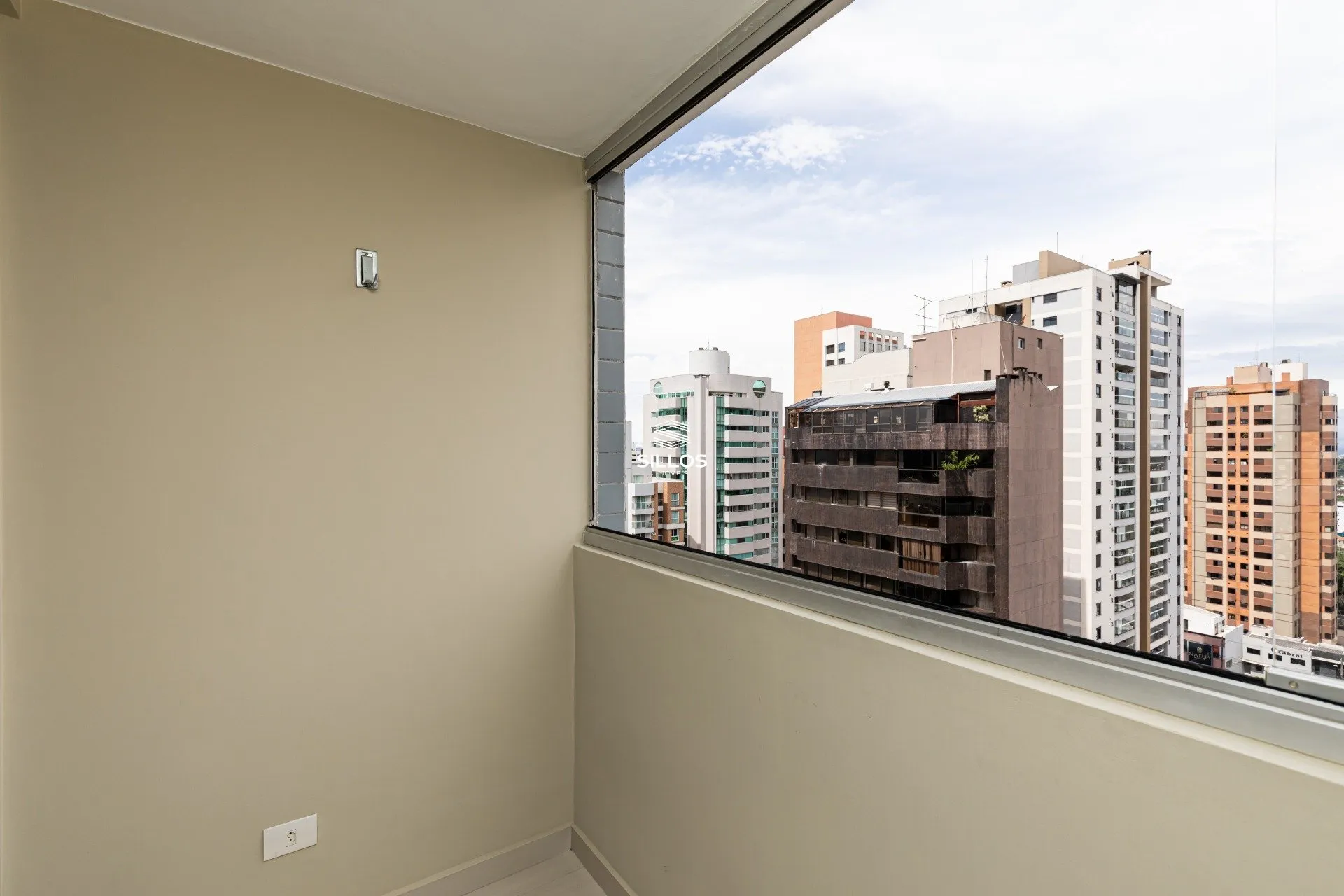 121 m² apartment with a glass-enclosed balcony and a bathtub — photo 19