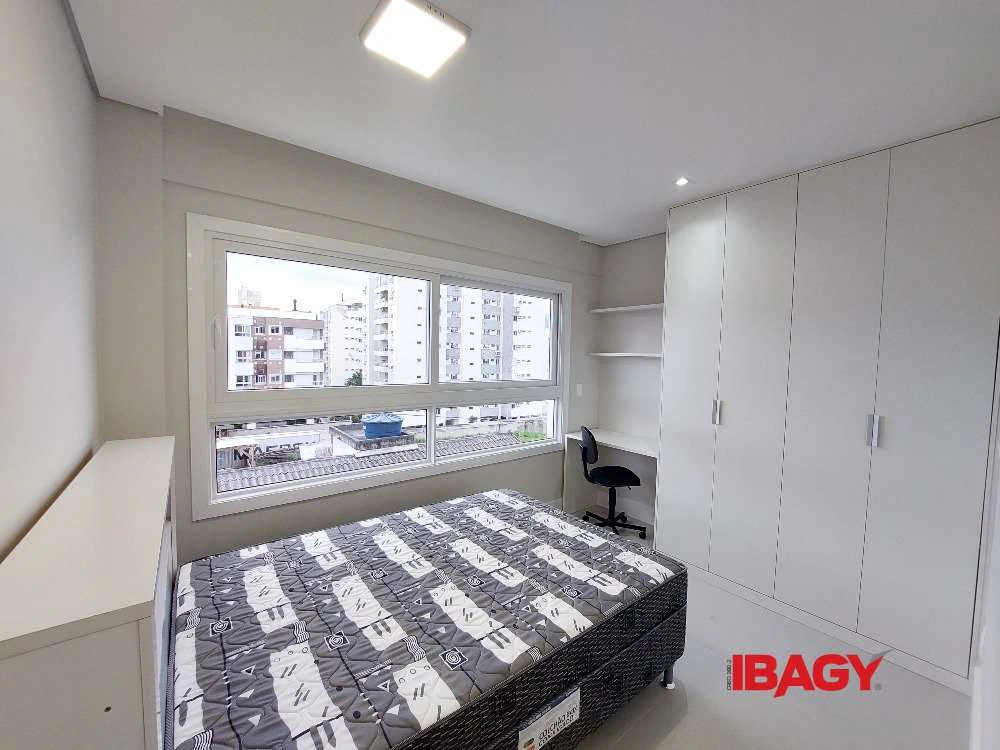 Furnished 1-bedroom apartment with open-plan kitchen — photo 3