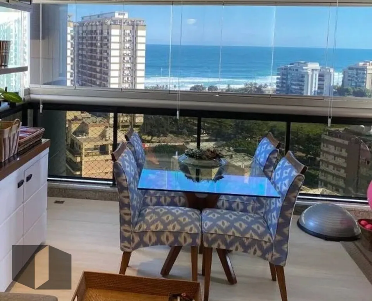 Apartment with 2 bedrooms and a glass-enclosed balcony — photo 4