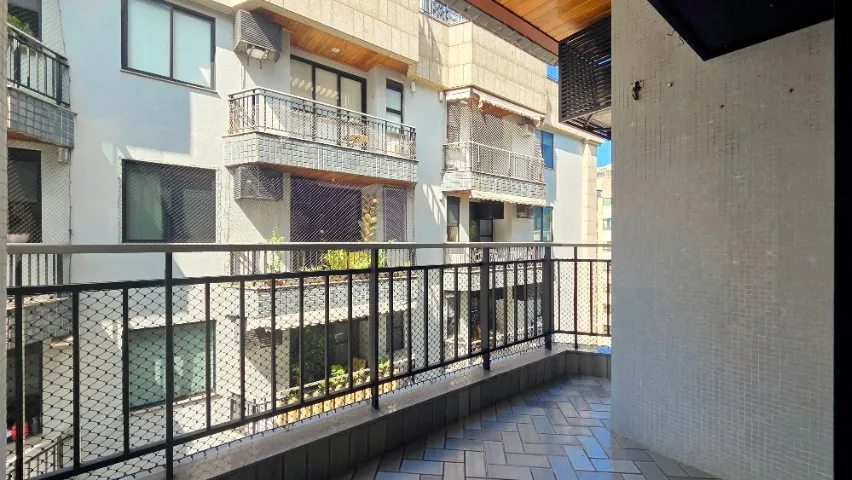 One-bedroom apartment in a building with a gym — photo 16