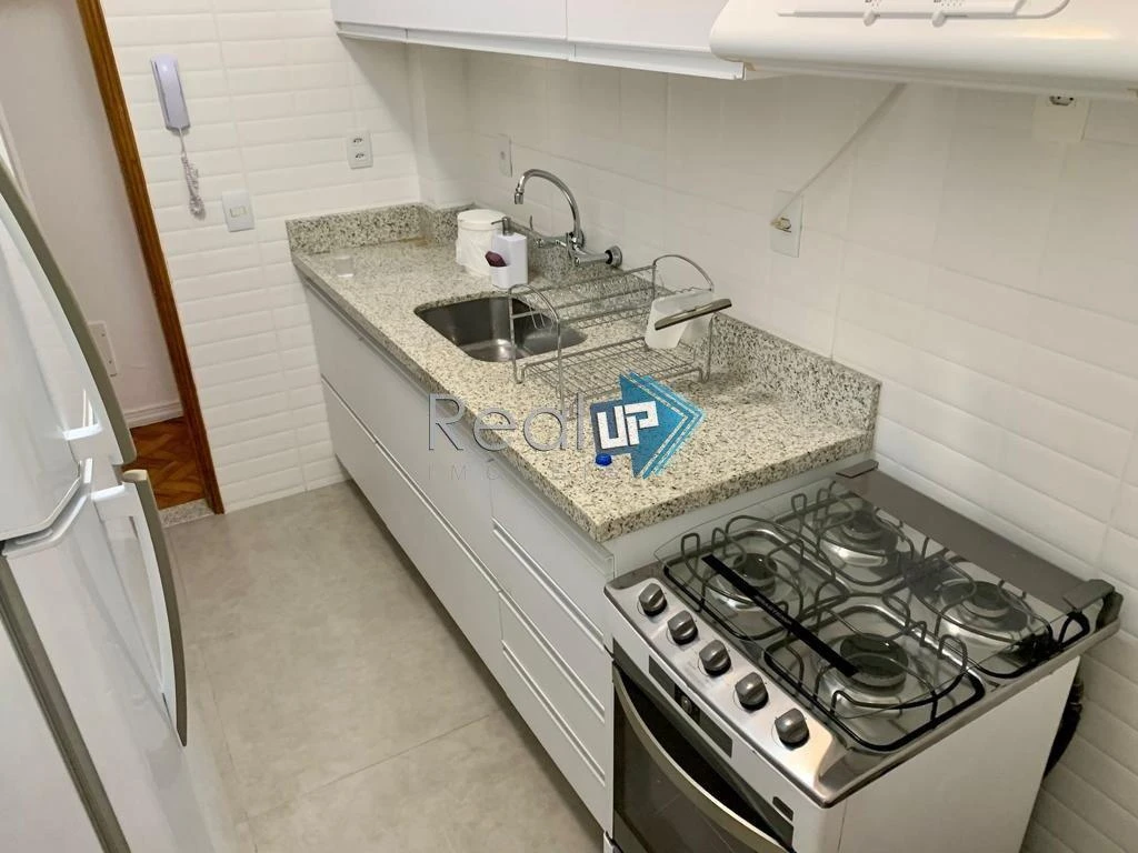 Wood or laminate floors in a 2-bedroom apartment, 80 m² — photo 7