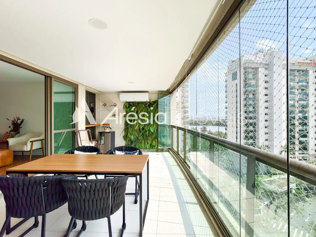 Balcony with a grill in a 4-bedroom apartment, 178 m² — photo 32