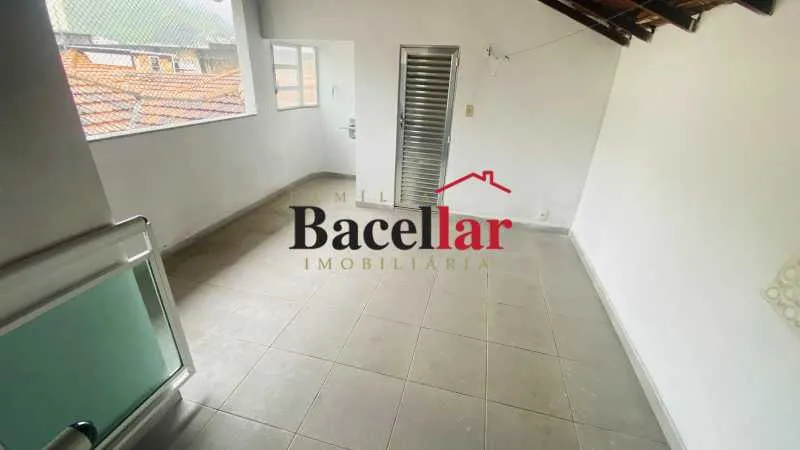 Wood or laminate floors in a 2-bedroom apartment, 83 m² — photo 6
