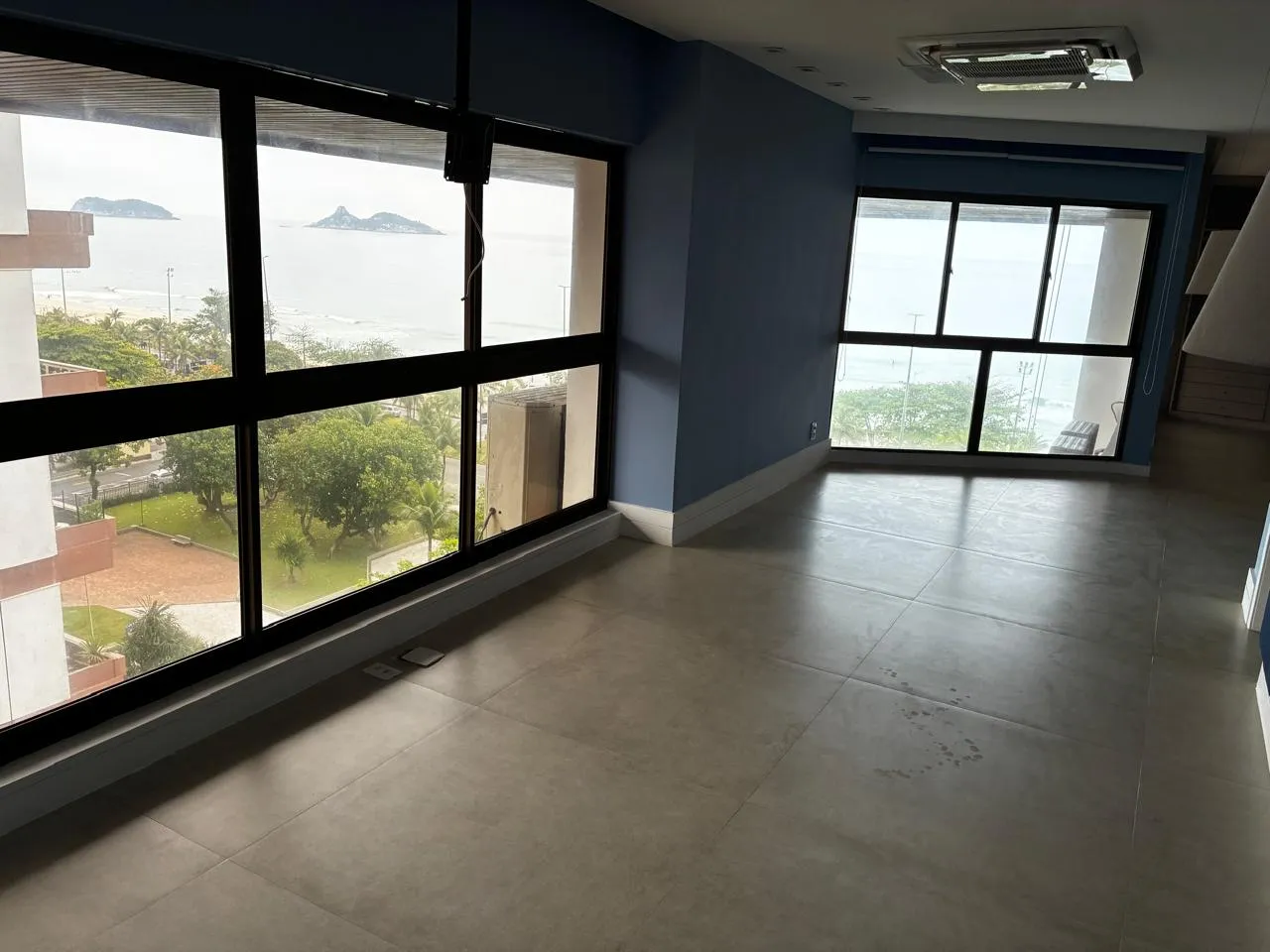 Unfurnished apartment with 3 bedrooms and open-plan kitchen — photo 12