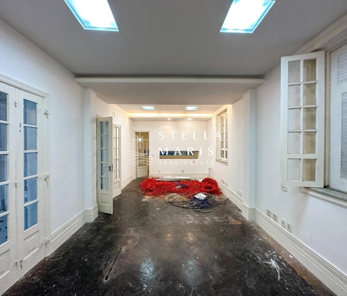 Glass-enclosed balcony in a 5-bedroom house, 402 m² — photo 28
