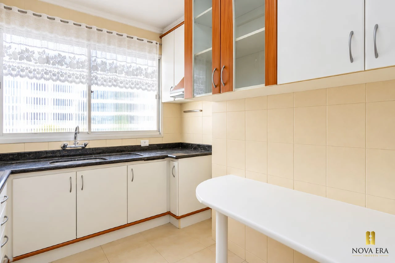 Glass-enclosed balcony in a 3-bedroom apartment, 124 m² — photo 2