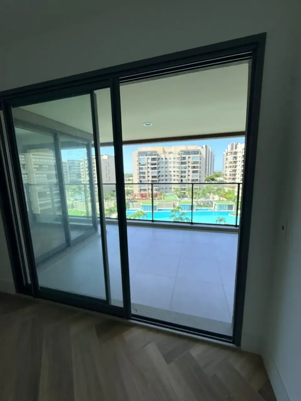 3-bedroom apartment with balcony and open-plan kitchen — photo 16