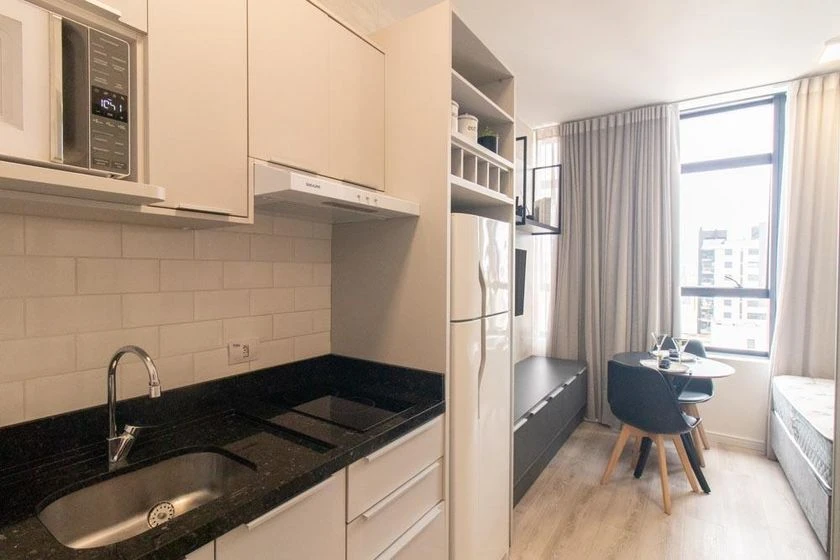 Estudio amueblado con 1 dormitorio y cocina compacta — photo 7