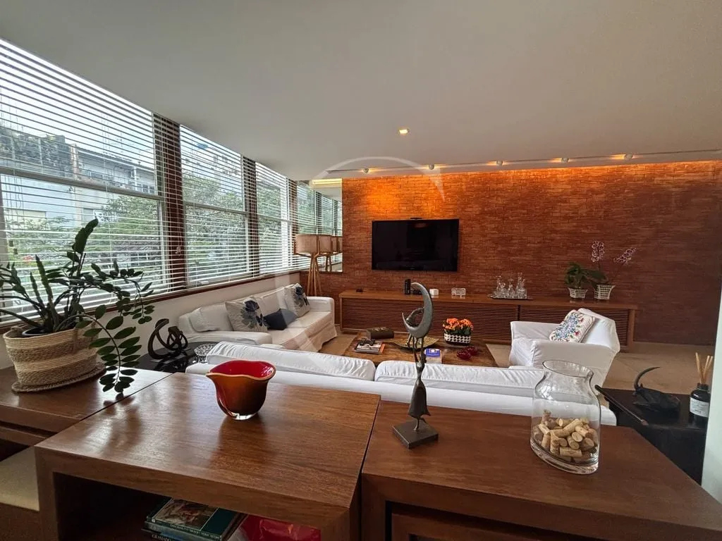 Bathtub in a 3-bedroom apartment, 127 m²