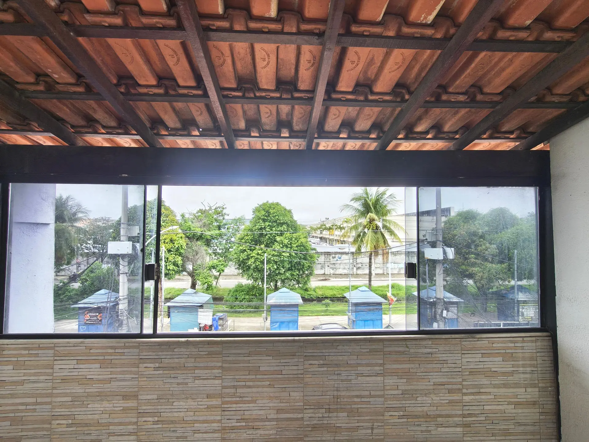 2-bedroom house with floor-to-ceiling windows — photo 48