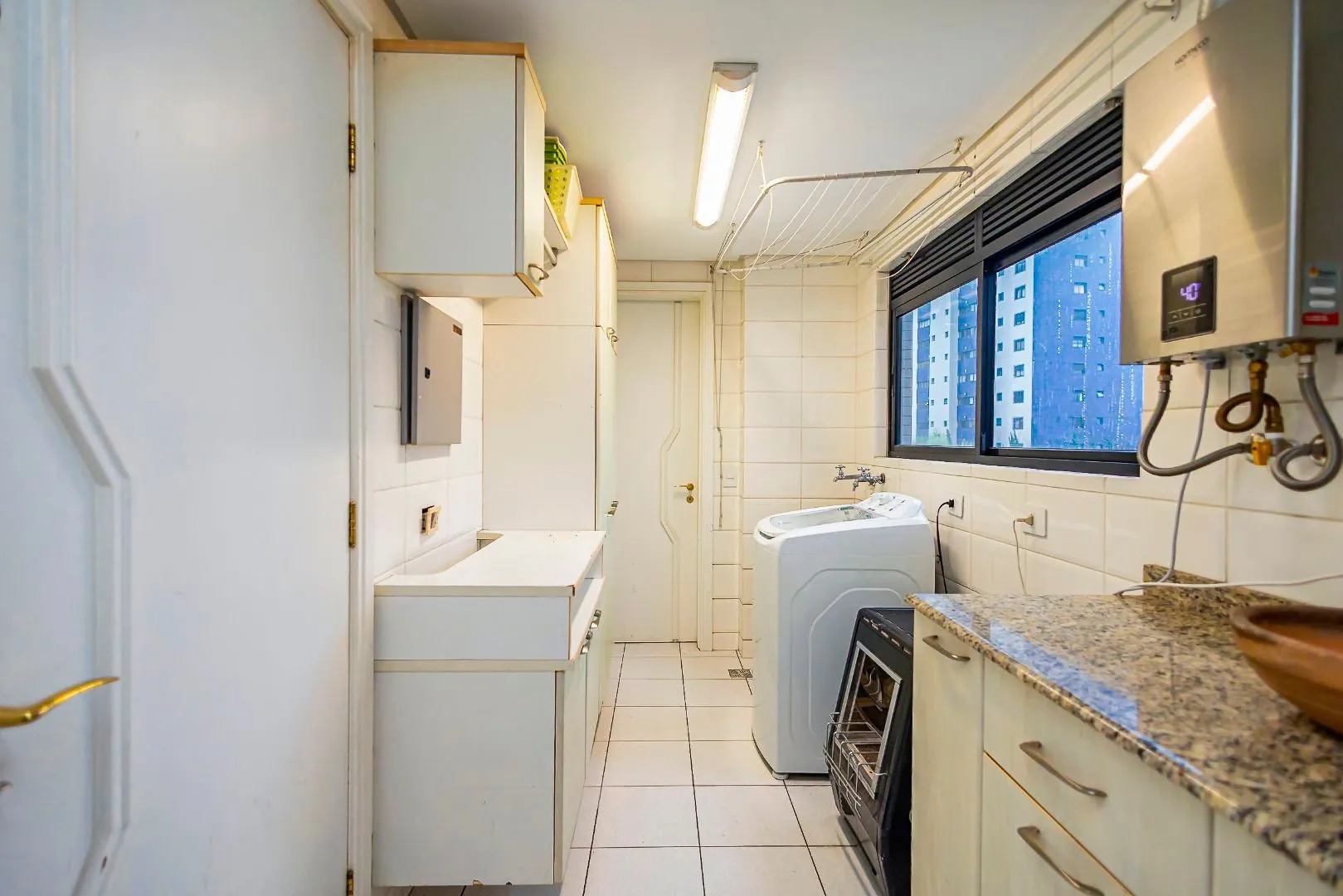 Furnished apartment with open-plan kitchen and 4 bedrooms — photo 34