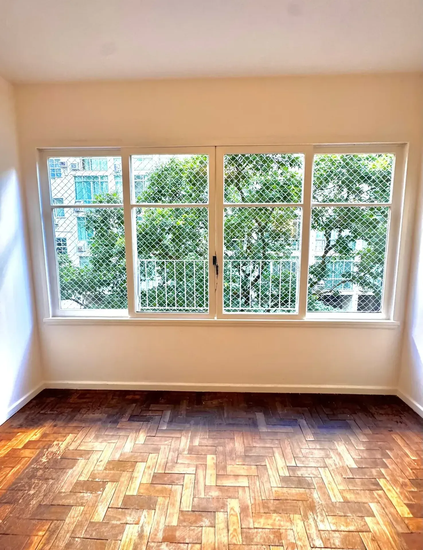 Wood or laminate floors in a 3-bedroom apartment, 129 m² — photo 11