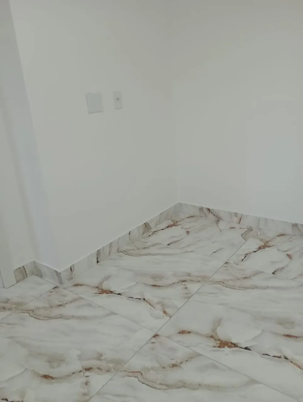 One-bedroom apartment in a building with a gym — photo 11