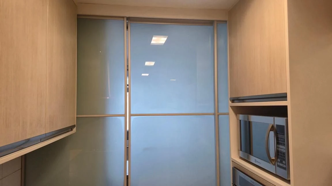3-bedroom apartment with a glass-enclosed balcony — photo 12