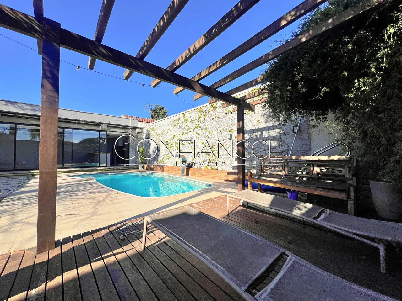 House with open-plan kitchen and 5 bedrooms and 5 baths — photo 19