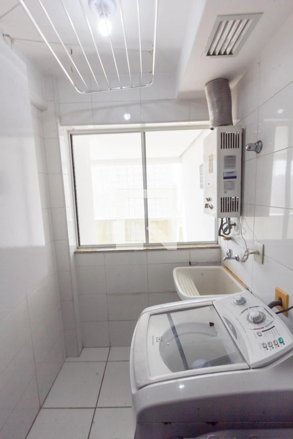 Balcony with a grill in a 2-bedroom apartment, 68 m² — photo 85