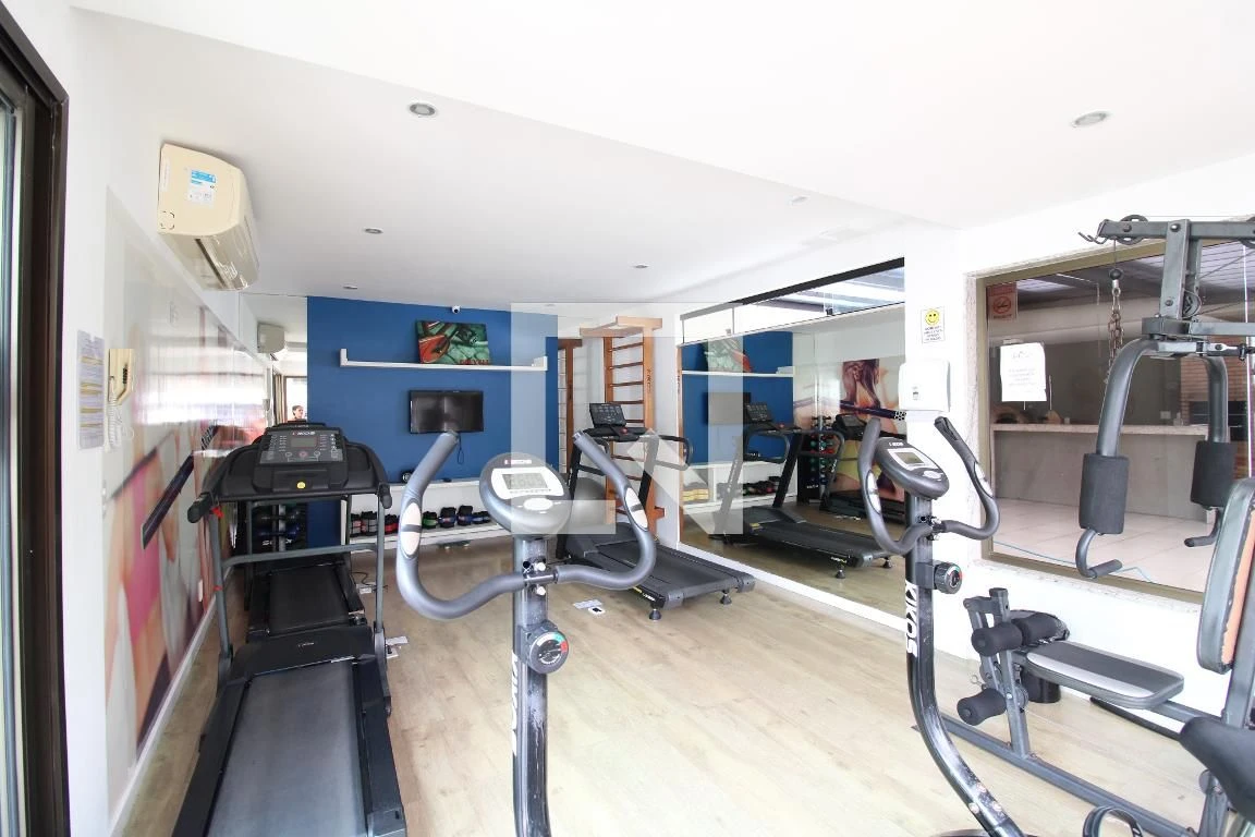 Furnished 2-bedroom apartment with glass balcony — photo 16