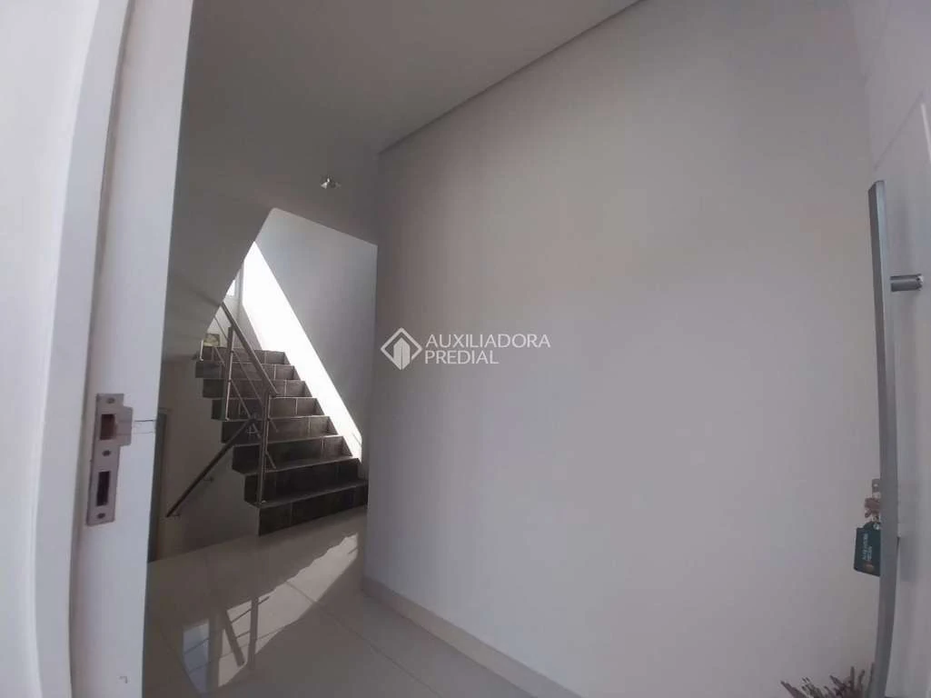 Casa com 4 quartos, 3 banheiros e 4 vagas de garagem — photo 3