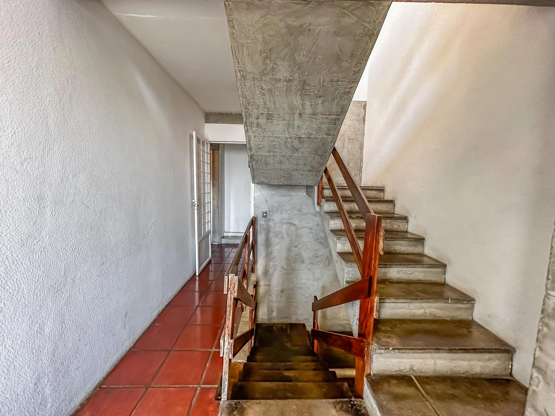 Floor-to-ceiling windows in a 4-bedroom house, 400 m² — photo 62
