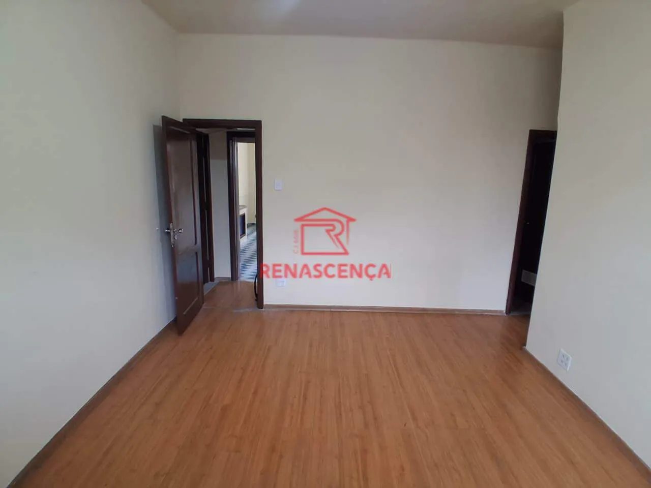 House, 200 m², with wood or laminate floors — photo 7