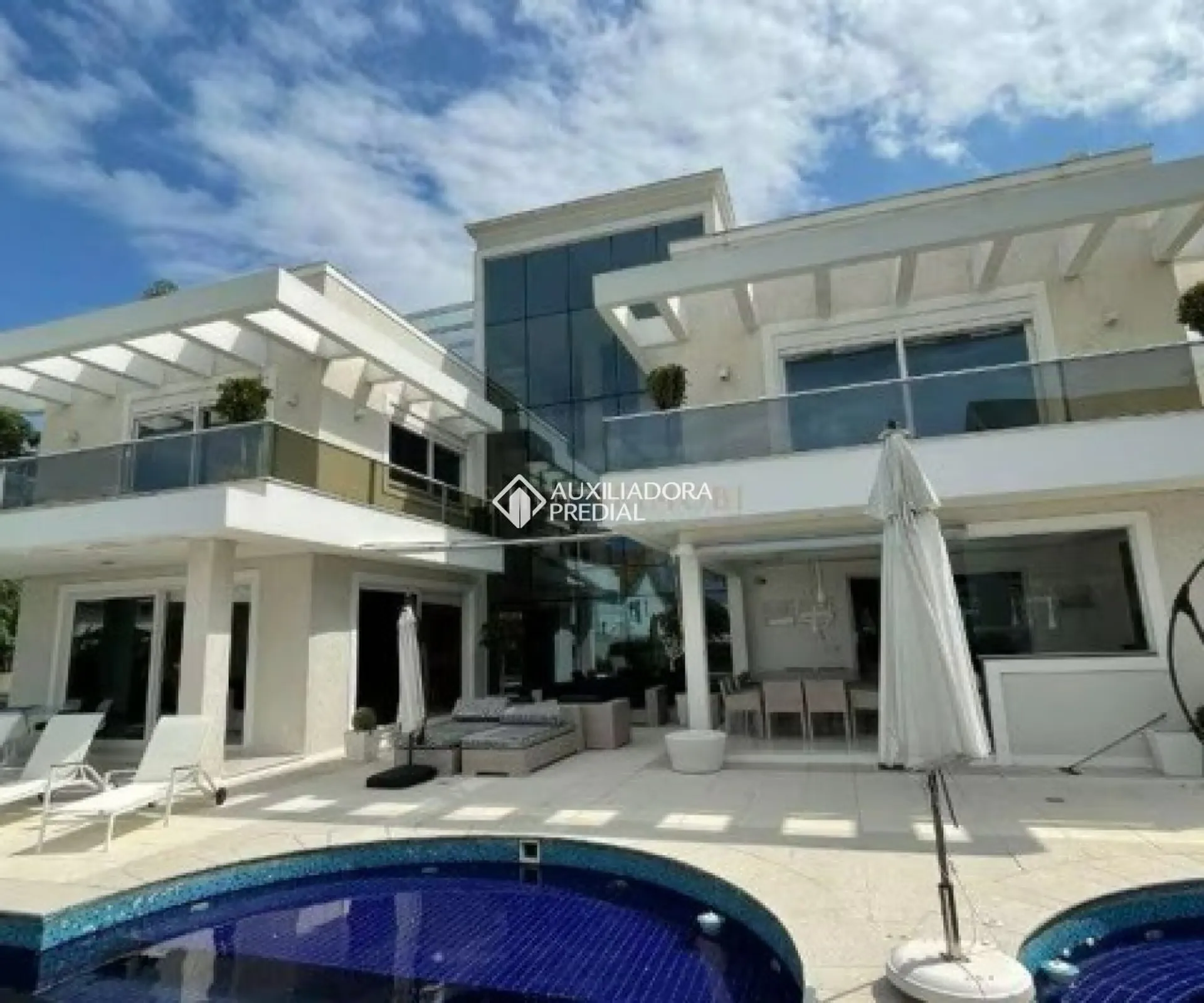 Furnished house with 9 bedrooms and 11 bathrooms