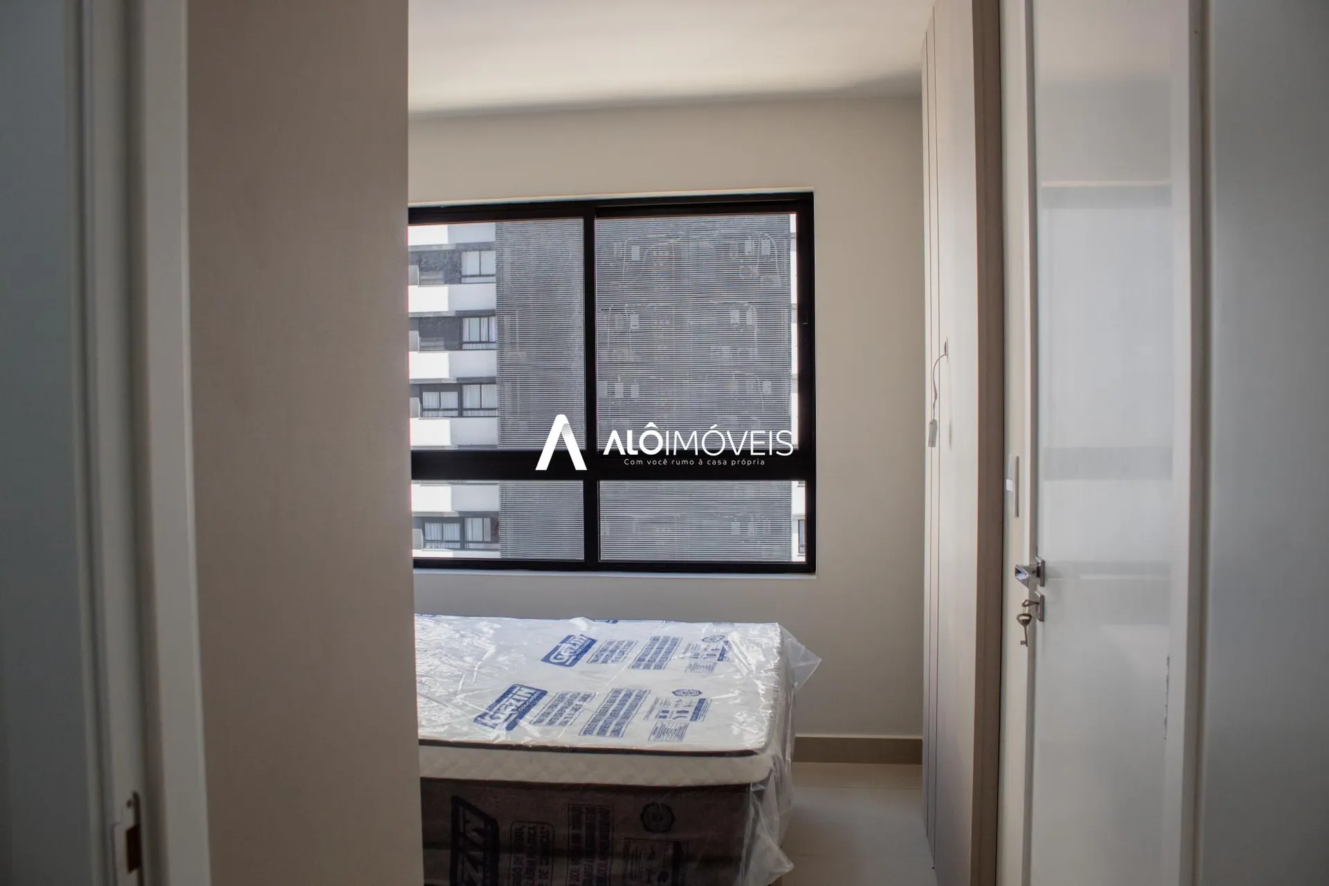 Furnished 1-bedroom apartment with open-plan kitchen — photo 54