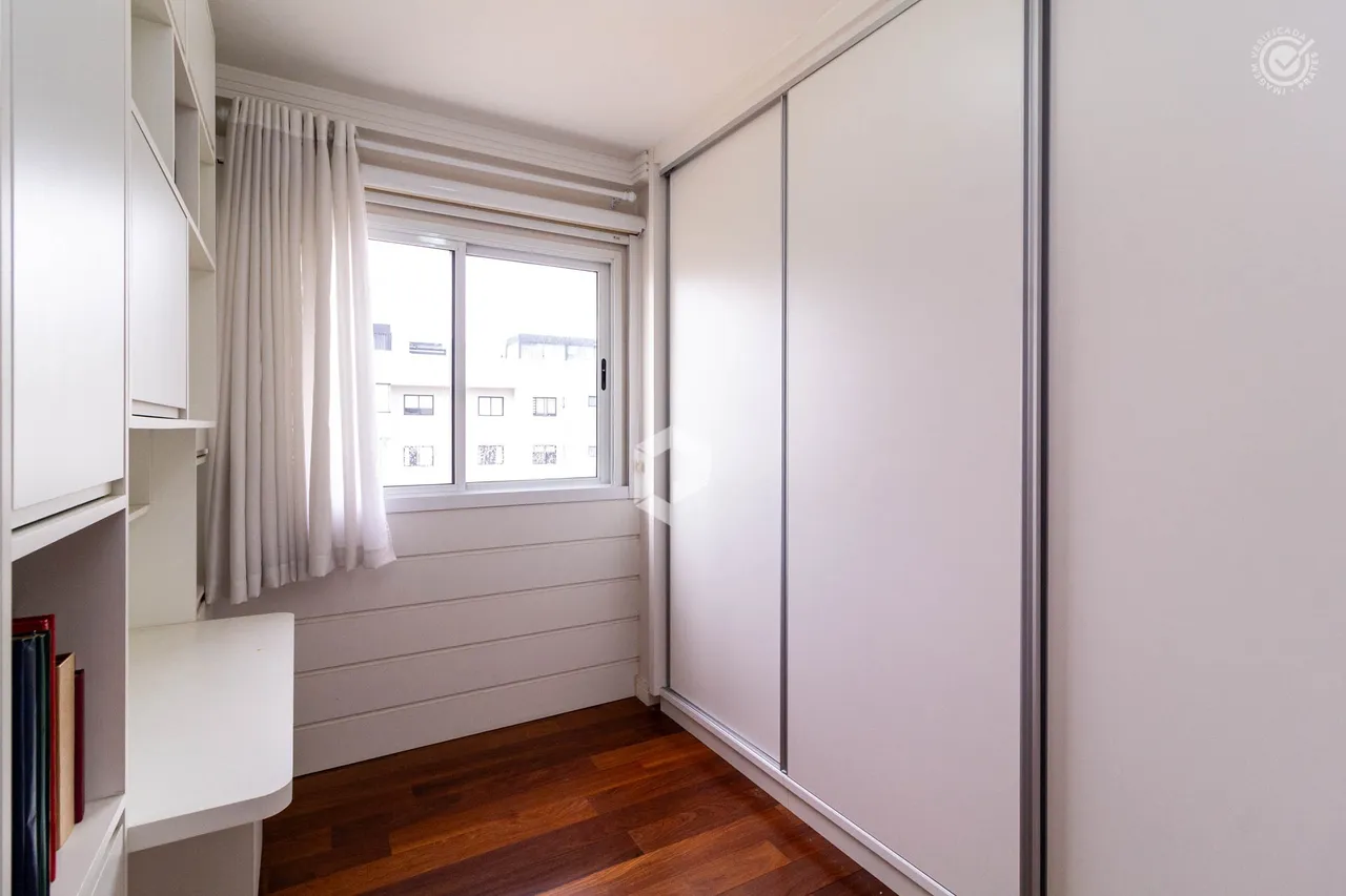 3-bedroom apartment with a glazed enclosed balcony — photo 14