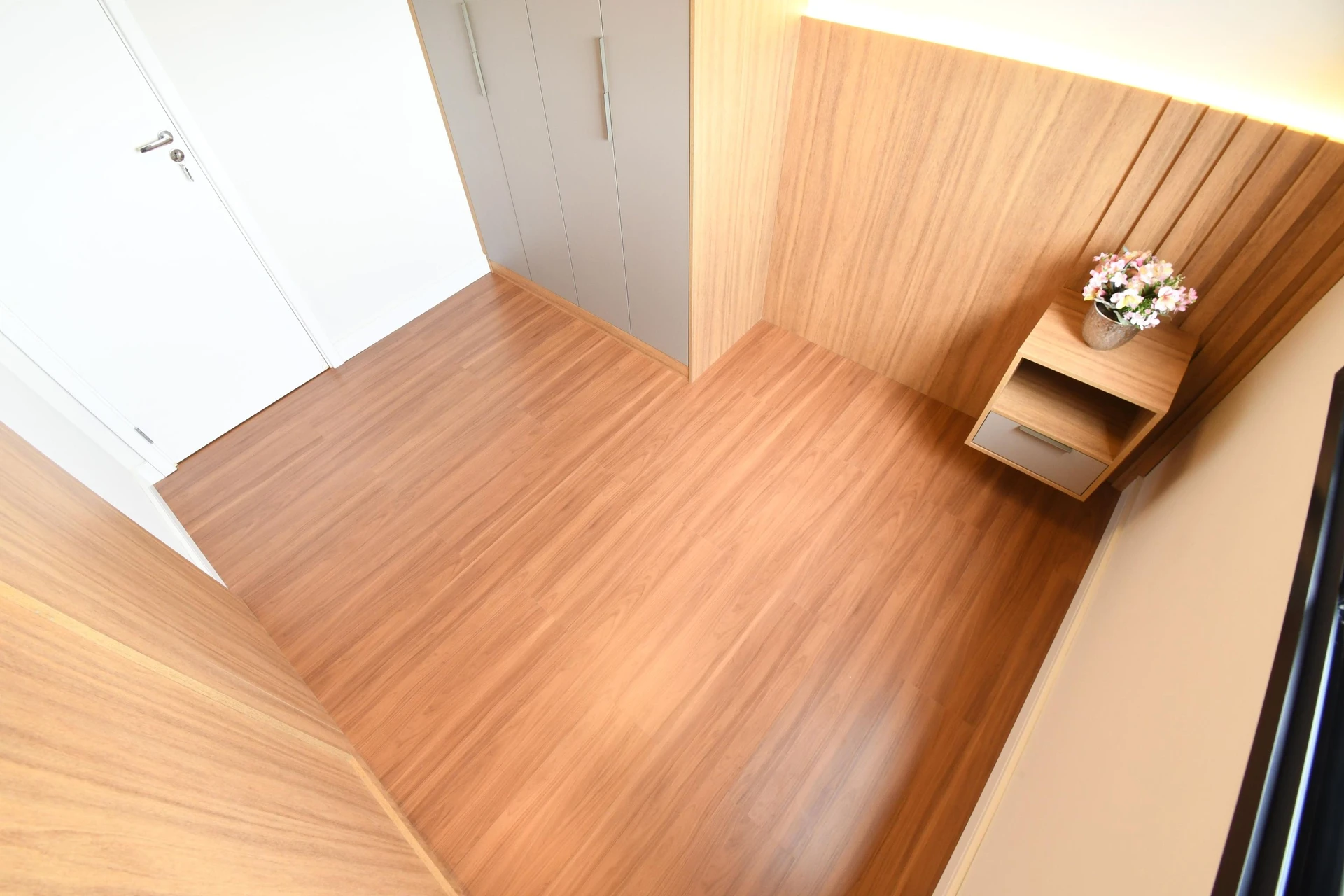 2-bedroom apartment with wood or laminate floors in Curitiba — photo 32