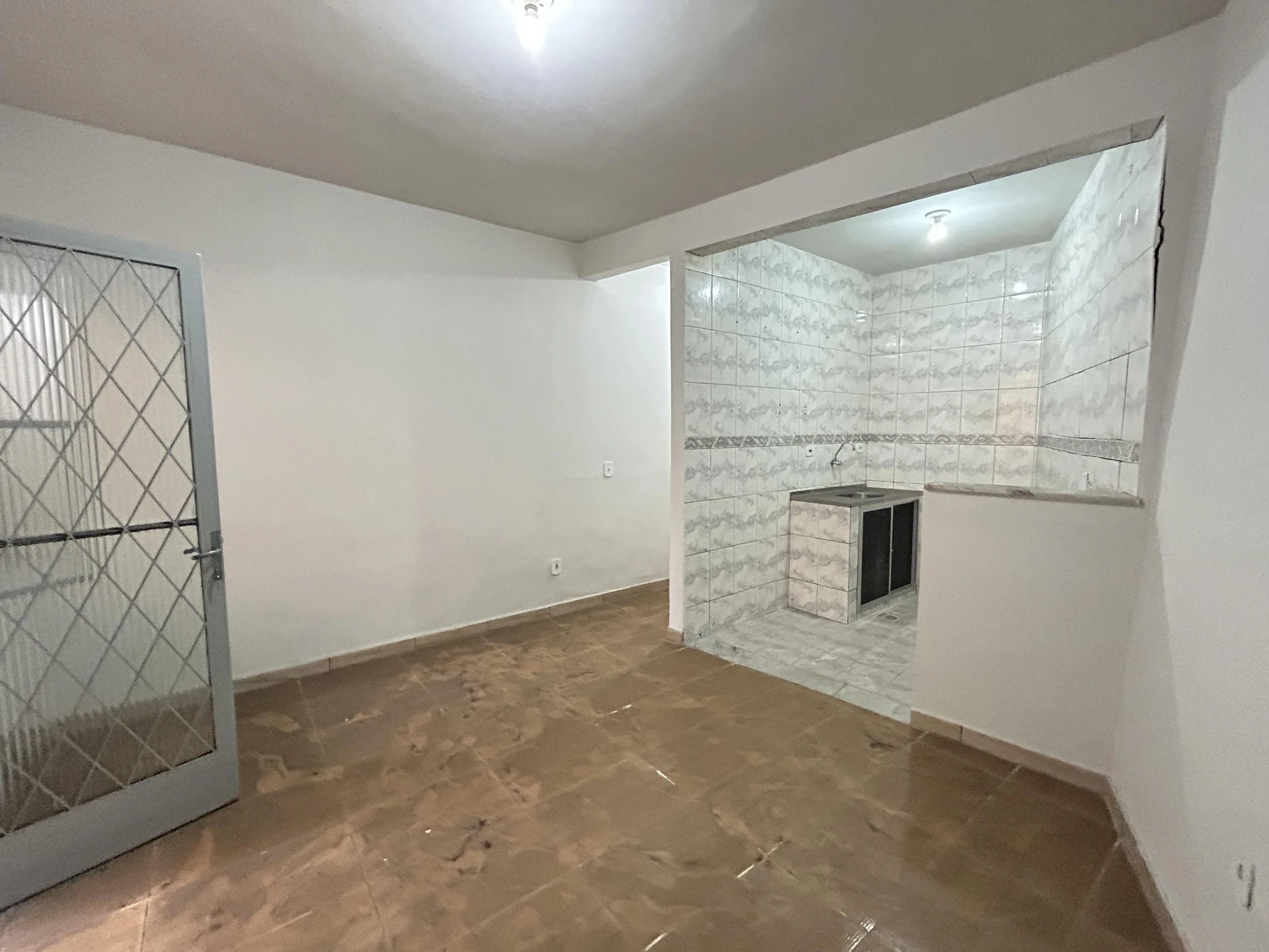 Estudio sin amueblar con cocina pequeña y 1 dormitorio