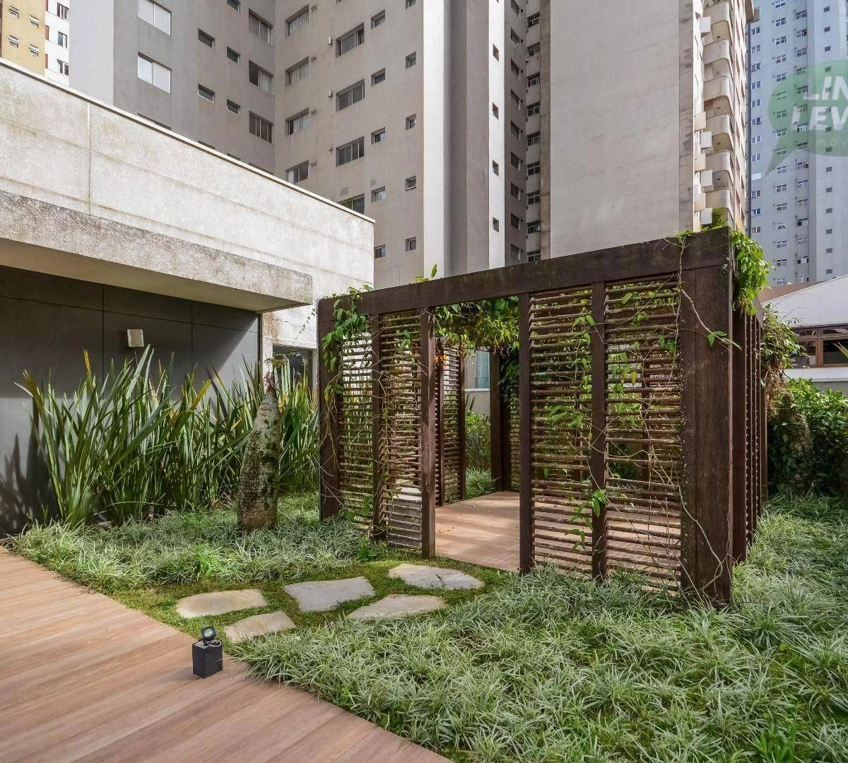 One-bedroom apartment in a building with a coworking space — photo 38