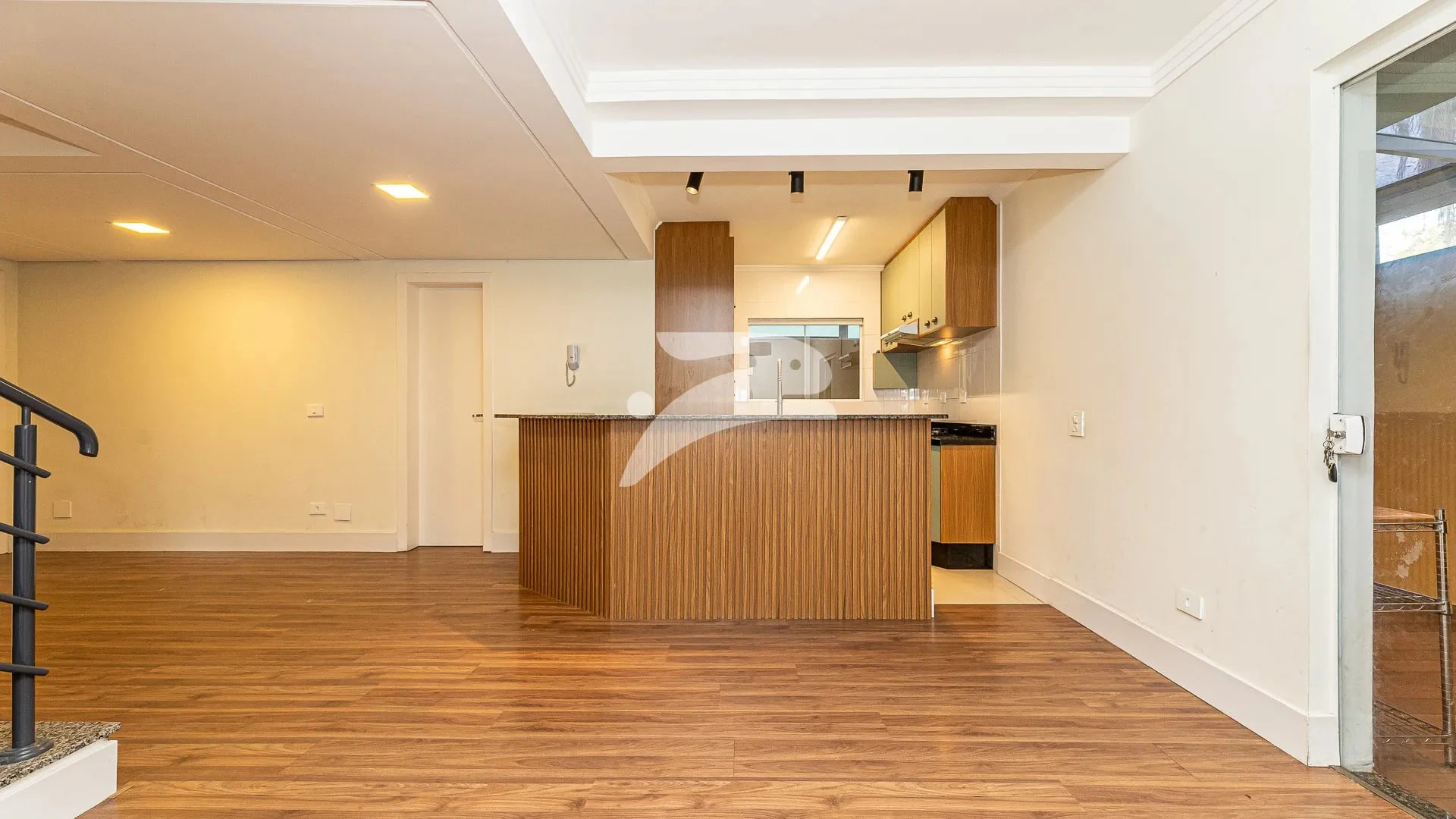 Balcony with a grill in a 3-bedroom house, 168 m² — photo 6
