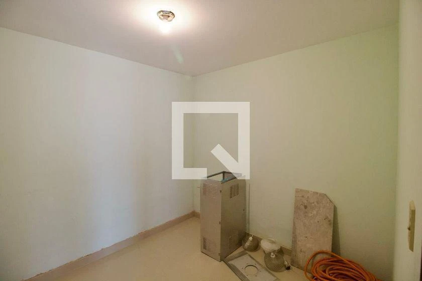 4-bedroom house with wood or laminate floors in Curitiba — photo 49