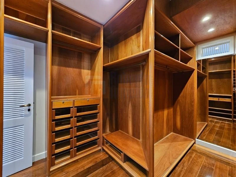 832 m² house with 6 bedrooms and an open-plan kitchen — photo 43