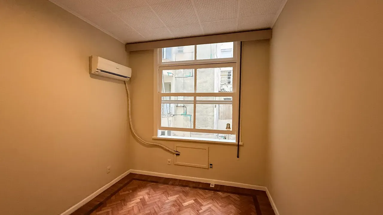 4-bedroom apartment, 1 with its own bathroom, 240 m² — photo 10
