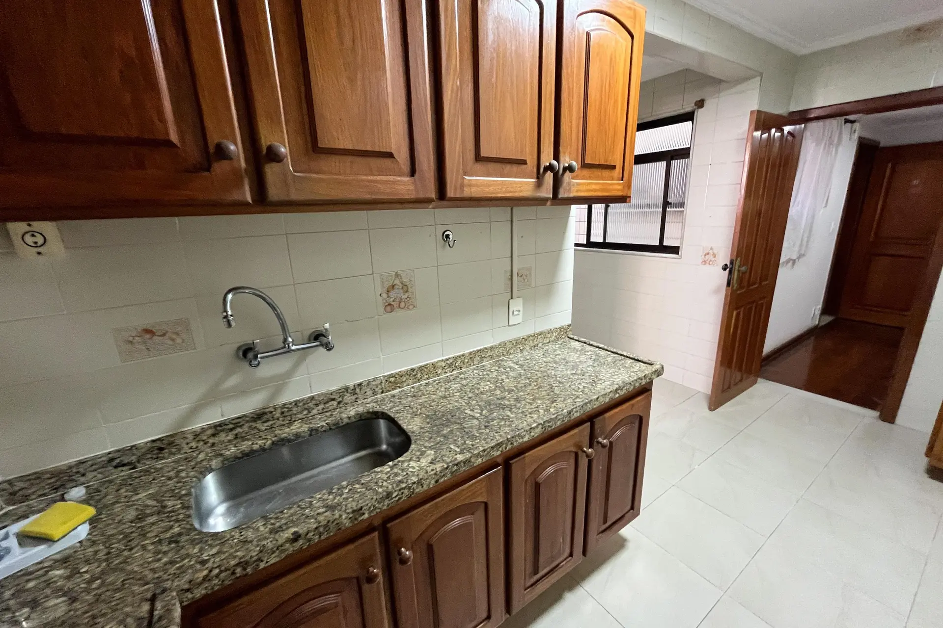 Будинок із 3 спальнями та дерев'яною підлогою або ламінатом — photo 35