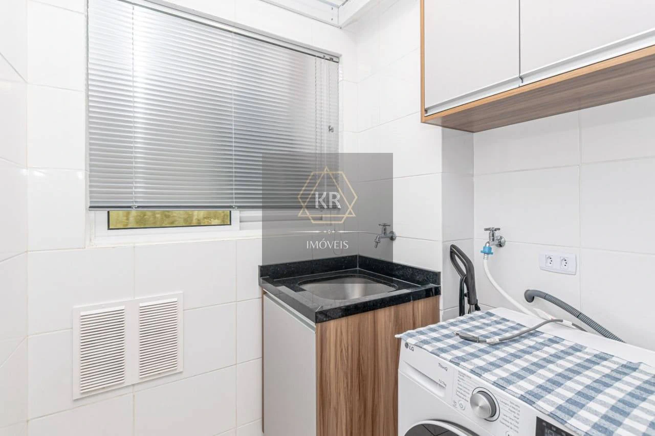 Balcony with a grill in a 2-bedroom apartment, 60 m² — photo 16