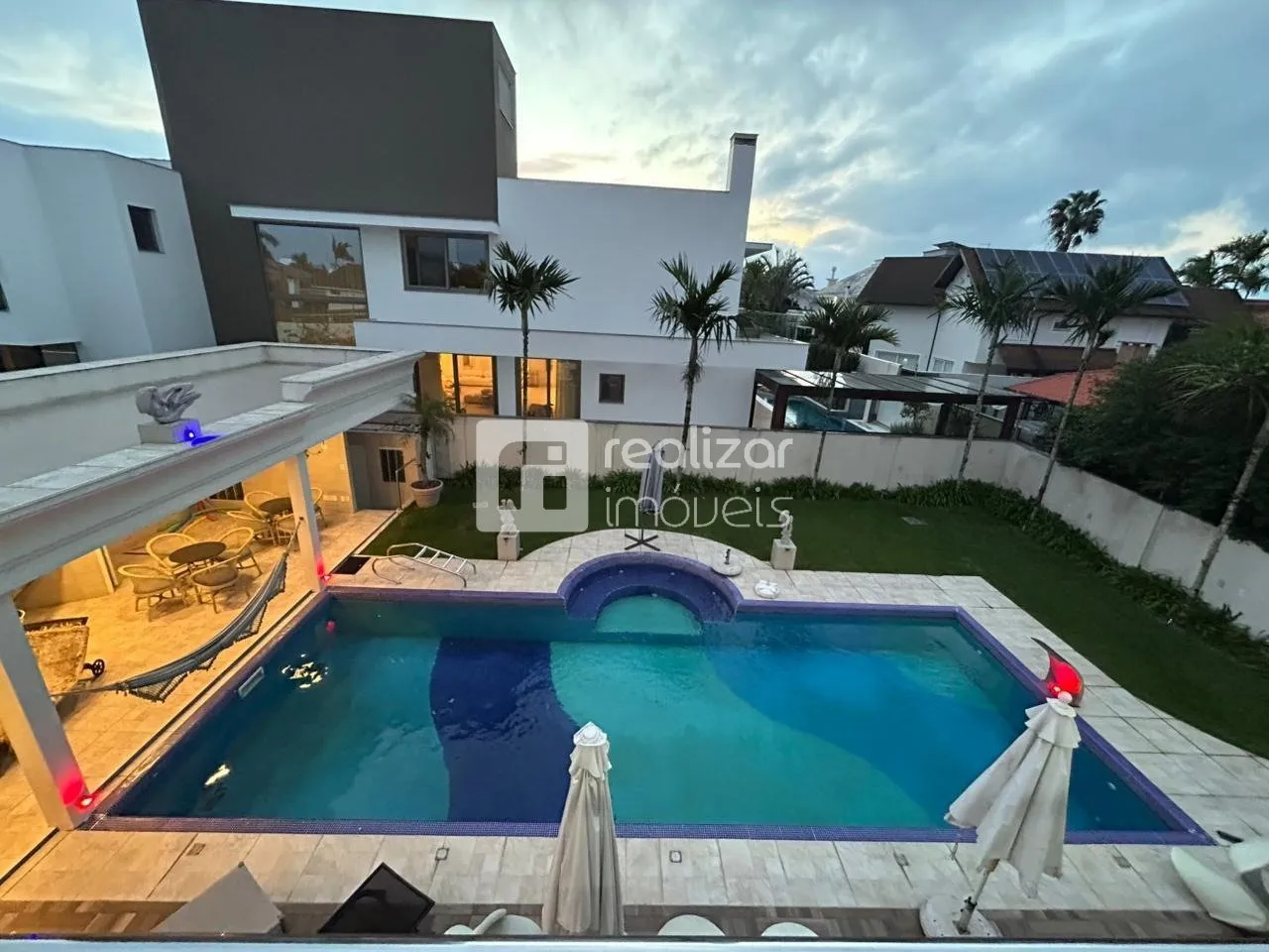 House with 7 bedrooms and a private garden — photo 12